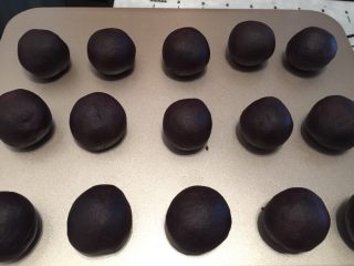 11、4色蛋黄酥,将豆沙馅平均分成25g一份,包住放凉的咸鸭蛋黄,搓圆