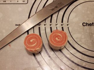 12、4色蛋黄酥,准备一把锋利的小刀,将酥皮从中间切断,平均分成两小份