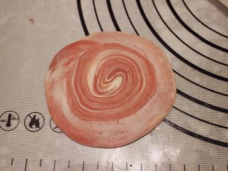 13、4色蛋黄酥,先手掌压扁,再用擀面杖轻轻用四周压成中间厚边缘薄的圆形