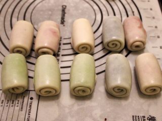10、4色蛋黄酥,卷好所有酥皮,盖上保鲜膜静置15分钟。再次重复做8、9、10步,擀好、卷、静置