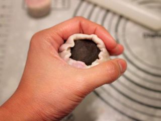 14、4色蛋黄酥,取一小份酥皮,包住内馅,虎口慢慢往上推,收口捏紧