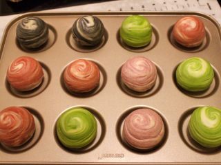 15、4色蛋黄酥,整齐的放在模具上