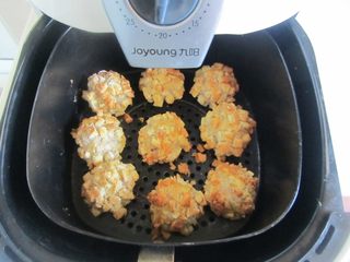 12、焦香土豆丸,放入空气炸锅中， 180度， 12分钟炸熟即可,吃时搭配自己喜欢的蘸料， 番茄酱、酸辣酱;