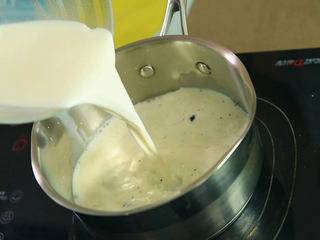 1、香草泡芙,我们首先来做香草馅，把香草豆荚的籽给取出来，然后把牛奶和香草豆荚都放进锅里煮沸，牛奶在煮的时候我们把细砂糖和蛋黄混合均匀，不需要打发