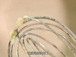 4、香草泡芙,牛奶和蛋黄糊混合均匀之后，再倒回锅子里，然后回炉子上小火加热，一边加热一边搅拌，中途一刻不能停，一停底部就会结块，香草馅就没办法顺滑了