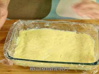 6、香草泡芙,煮好的香草馅把它倒入盘子中铺平，然后盖上保鲜膜，方法请看视频，盖上保鲜膜之后放入冰箱冷藏，让它迅速降温，那香草馅就算做好了