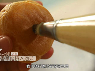 18、香草泡芙,检查完之后把香草馅按压顺滑，然后装入裱花袋里，泡芙我们用筷子在底部戳一个小洞，然后把馅料挤进去泡芙，这个泡芙就做好啦