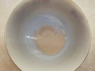 1、腊肠牛角包,小碗倒入酵母加水静止1分钟。