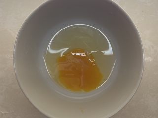 2、腊肠牛角包,碗里打入鸡蛋搅散。