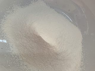 3、腊肠牛角包,大碗倒入面粉。