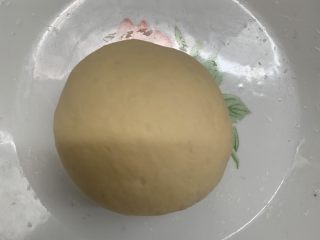 8、腊肠牛角包,揉成光滑的面团。