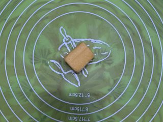 9、腊肠牛角包,黄油不用室温软化，直接放在案板上。