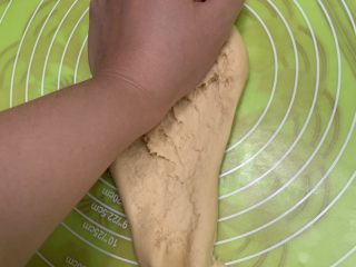 12、腊肠牛角包,再像搓洗衣服一样揉搓面团。