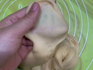 13、腊肠牛角包,不停揉搓3分钟，出现薄膜即可。