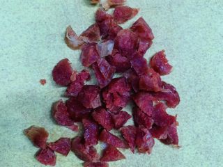 15、腊肠牛角包,这空隙把腊肠切碎备用。