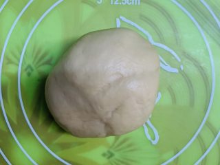 17、腊肠牛角包,放案板揉搓排气。