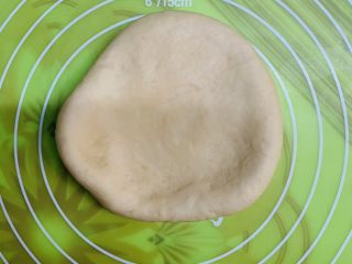 18、腊肠牛角包,摁压面团。