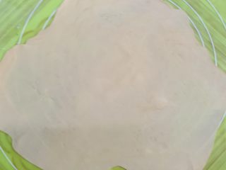 19、腊肠牛角包,把面团擀开成薄片，和饺子皮一样厚就行。要是再薄些会脆些。我喜欢擀得薄一些。