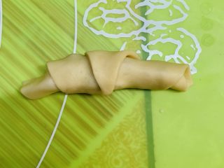 23、腊肠牛角包,尖尖头朝上边放哈。