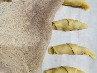 24、腊肠牛角包,湿布覆盖二次发酵30分钟。