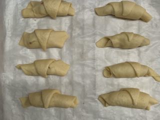 25、腊肠牛角包,发酵好啦，去把烤箱160℃预热8分钟。