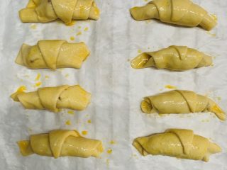 26、腊肠牛角包,刷蛋液。