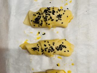 27、腊肠牛角包,撒芝麻。