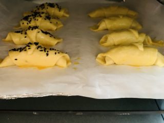 28、腊肠牛角包,预热好放底层160℃烤20分钟。