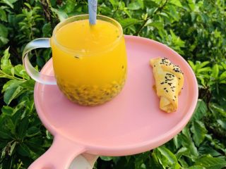 31、腊肠牛角包,腊肠牛角包配酸果汁，完全不油腻！