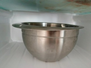 3、可可戚风蛋糕,把装蛋清的盆先放冰箱冷藏。