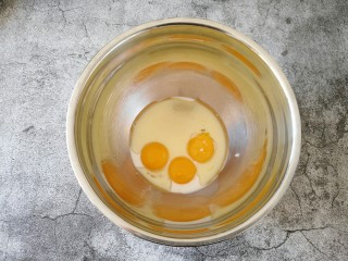 4、可可戚风蛋糕,蛋黄中加入10克白砂糖、牛奶、玉米油(用刮刀把装牛奶跟玉米油的碗瓜干净 避免浪费)。