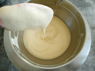 12、可可戚风蛋糕,用刮刀翻拌均匀 动作要轻 要快 像炒菜那样 翻拌均匀看不到蛋白 蛋糊成光滑细腻时即可。