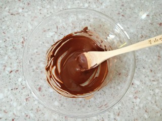 13、可可戚风蛋糕,15ml开水倒入可可粉 搅拌均匀 无干粉状即可