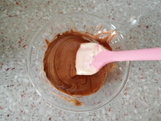 14、可可戚风蛋糕,取一小部分蛋黄糊倒入可可糊里 翻拌均匀。