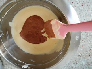 15、可可戚风蛋糕,翻拌均匀后倒入蛋黄糊中。