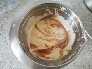 16、可可戚风蛋糕,用刮刀划四五刀即可。不可翻拌太长 要不烤出来后就看不到纹路了。