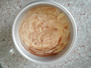 17、可可戚风蛋糕,倒入6寸模具 镇出多余气泡。