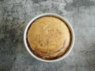 18、可可戚风蛋糕,入烤箱上140 下130烤制50分钟即可。