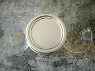 19、可可戚风蛋糕,拿出在镇几下 倒扣晾凉脱模即可。