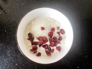 2、蔓越莓马芬蛋糕,2.把低筋面粉，蔓越莓，白砂糖，酵母放入一个容器