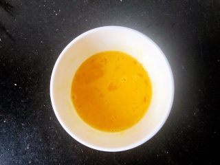 3、蔓越莓马芬蛋糕,3.鸡蛋打散，搅拌均匀