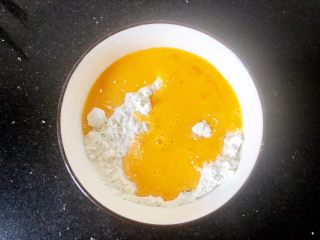 4、蔓越莓马芬蛋糕,4.把打散的鸡蛋，加入面粉里面