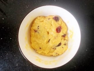 6、蔓越莓马芬蛋糕,6.加入植物油搅拌均匀