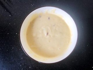 7、蔓越莓马芬蛋糕,7.加入牛奶搅拌均匀