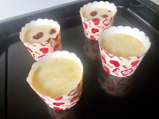 8、蔓越莓马芬蛋糕,8.装入纸杯，至2/3满，振出多余的气泡，可以放入杏仁作装饰