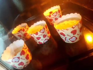 9、蔓越莓马芬蛋糕,9.放入烤箱，开始发酵功能，发酵30分钟