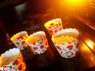 10、蔓越莓马芬蛋糕,10.烤箱180度预热10分钟