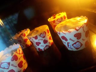 11、蔓越莓马芬蛋糕,11.放入烤箱烤25分钟左右