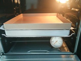 7、日式红豆饼,12.发酵好的面包取出刷牛奶，撒上黑芝麻，盖上油纸压上一个平烤盘，烤箱170度20分钟（中下层）烤好后取出放凉即可