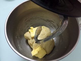 4、原味吐司,  等程序停止后加入黄油，再启动“和面团”程序两次，共30分钟，